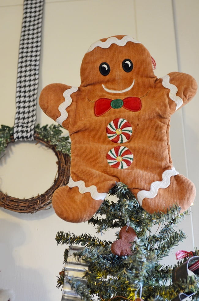 Gingerbread oven mitt used as a tree topper | cottage at the crossroads