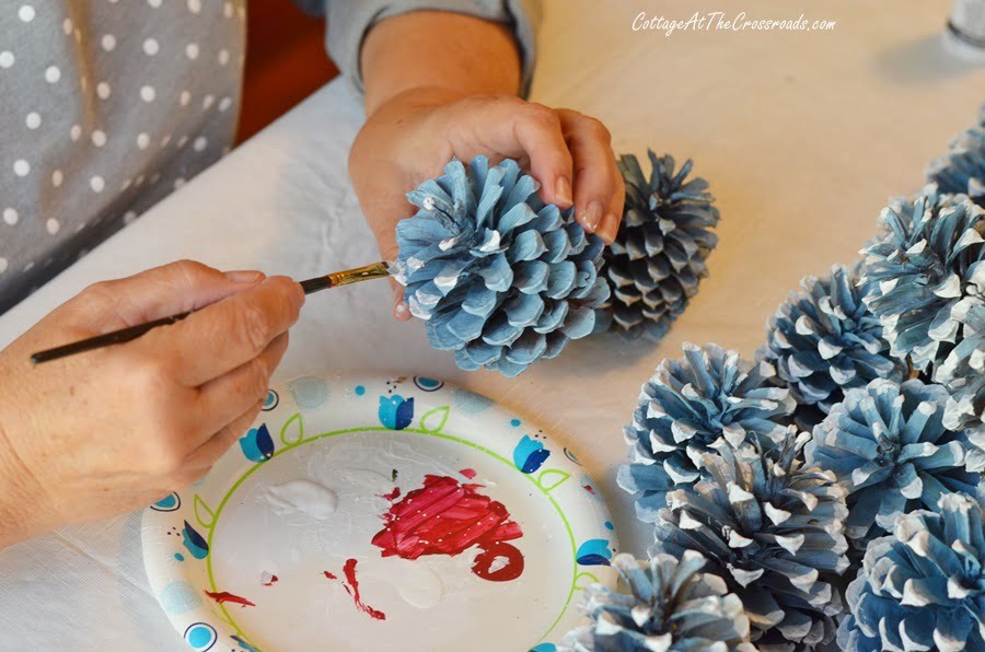 How to Paint Pine Cones for Crafts and Decorations