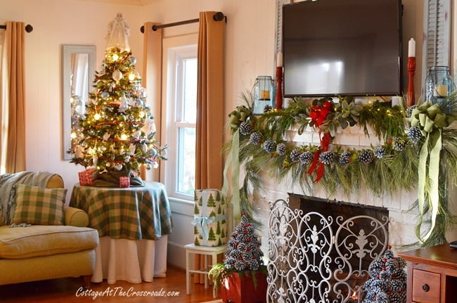 How to Make Pine Cone Christmas Trees - Cottage at the Crossroads