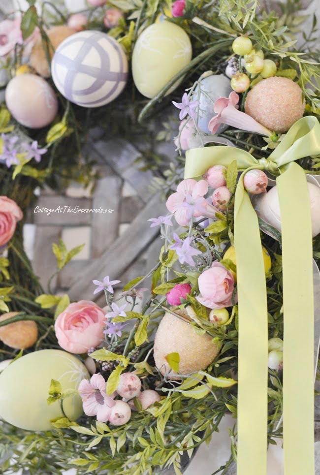 Spring wreath in a tobacco basket on a spring tour