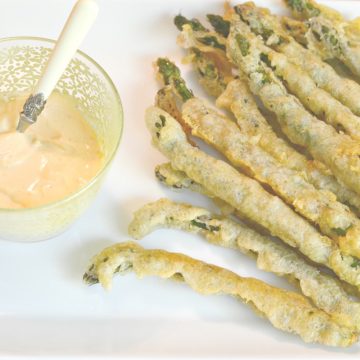 Fried asparagus with a spicy dipping sauce