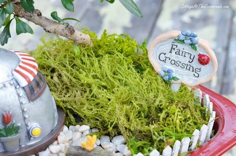 A small sign that says fairy crossing