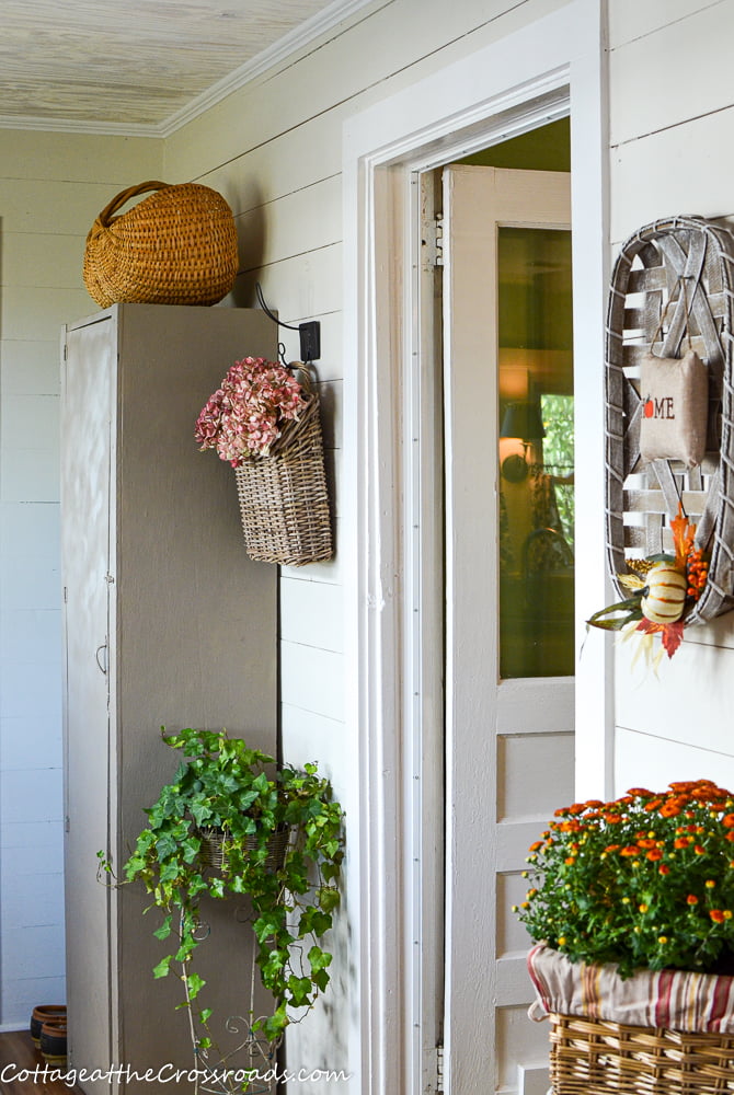 Laundry/mudroom in a country cottage