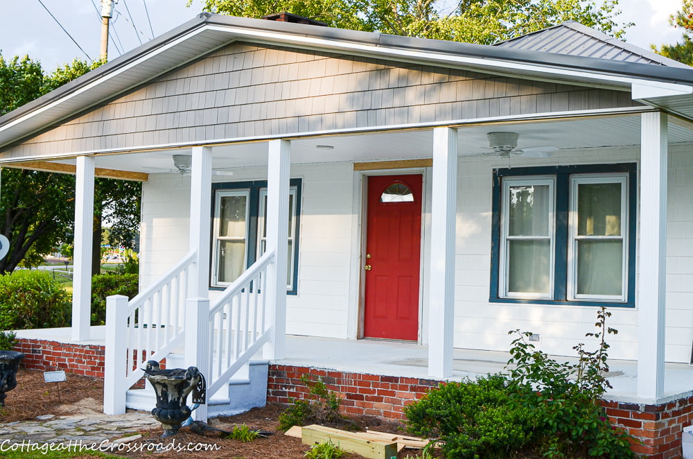 Vinyl shakes above the screen porch