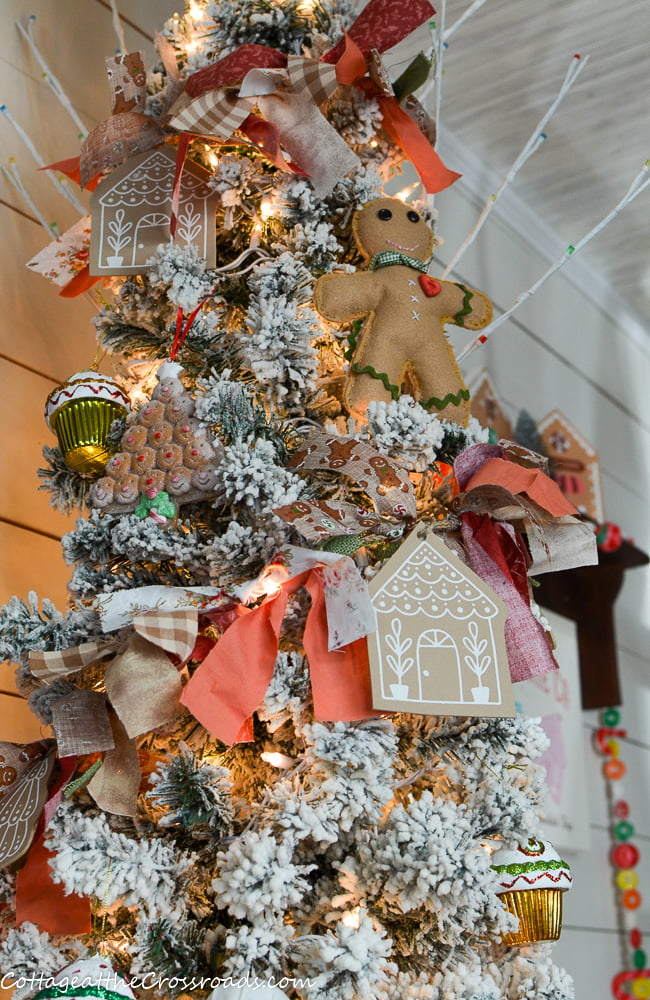 Gingerbread rag garland on a gingerbread tree