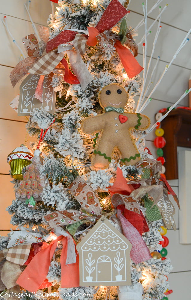 Gingerbread rag garland on tree