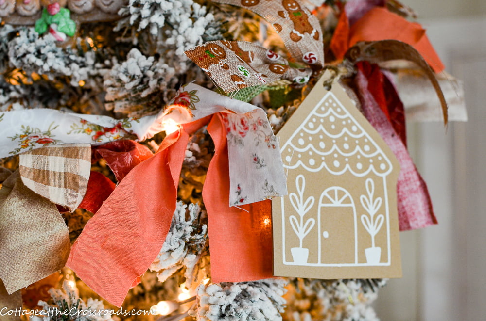 Diy gingerbread rag garland on a tree