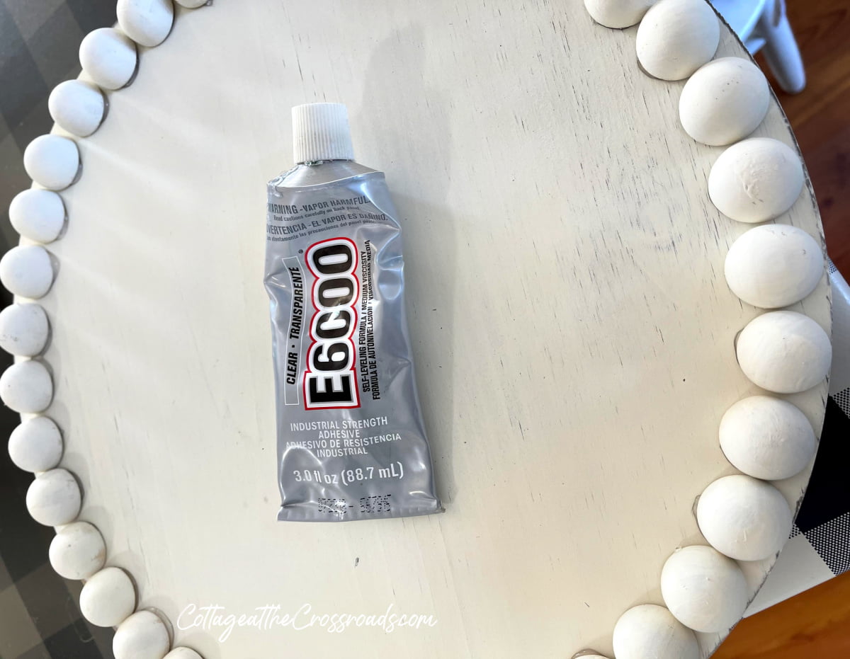 A tube of e6000 glue