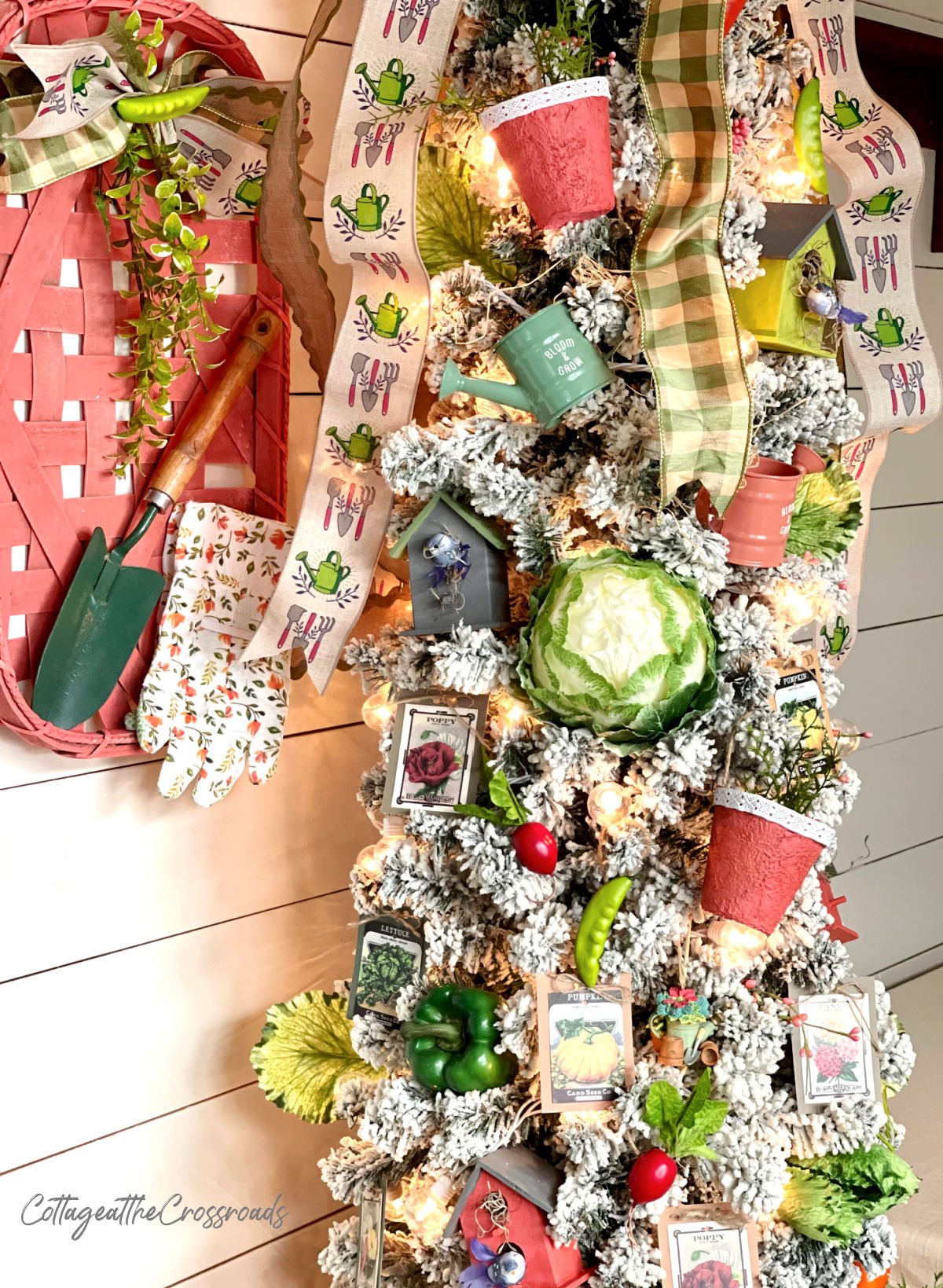 Tobacco basket and christmas tree decorated with a garden theme