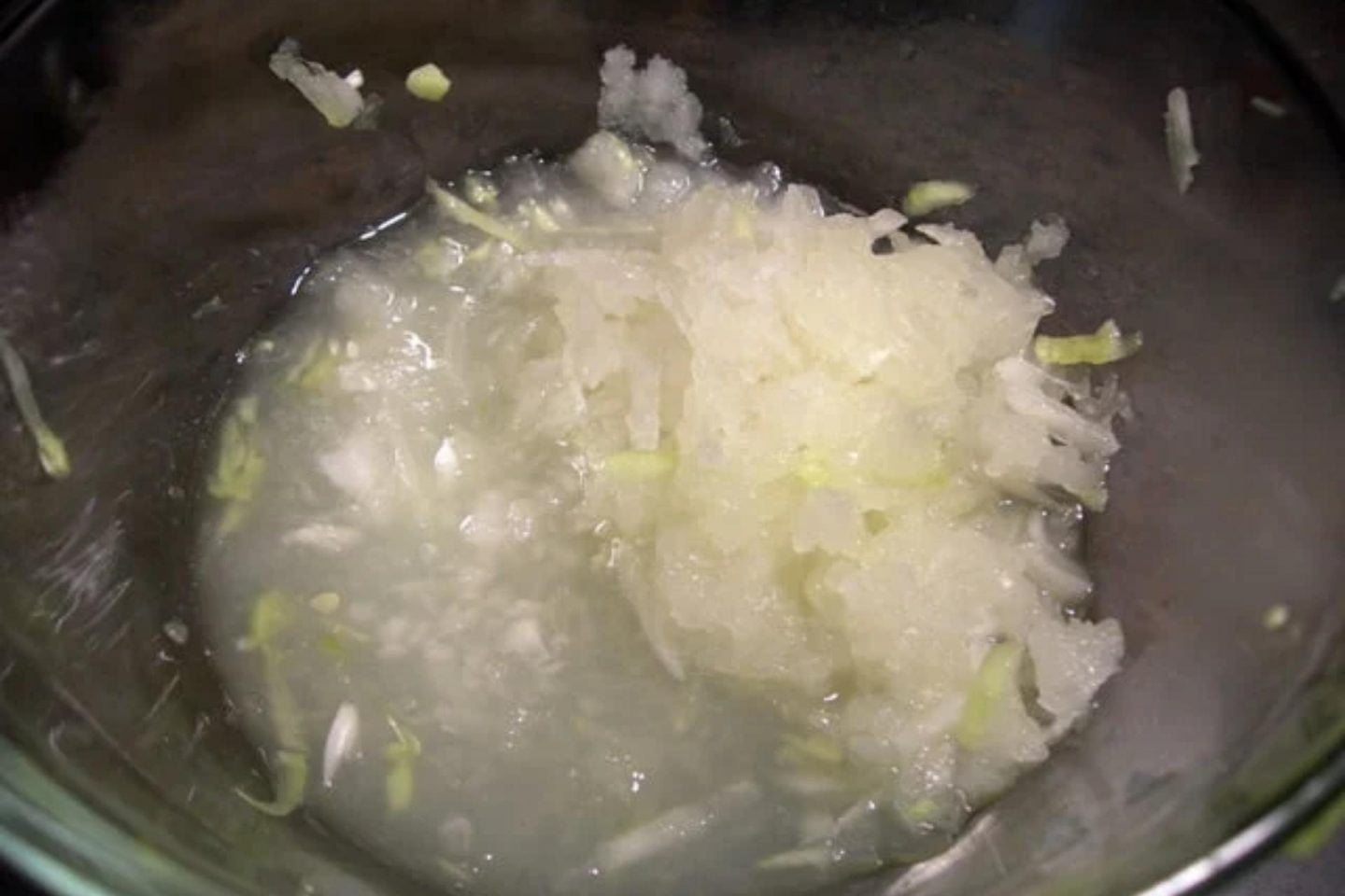 Grated onions with liquid