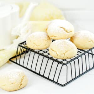 Easy recipe for snowball cookies
