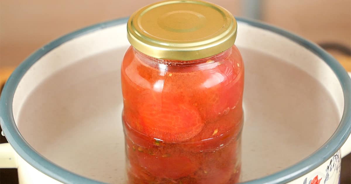 How to can tomatoes by sealing the jars