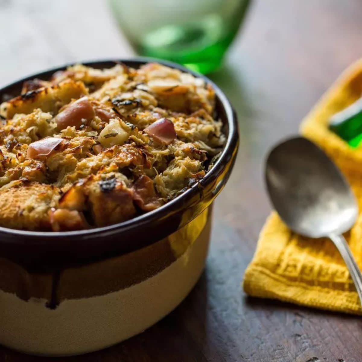 Apple-sauerkruat stuffing in a black bowl.