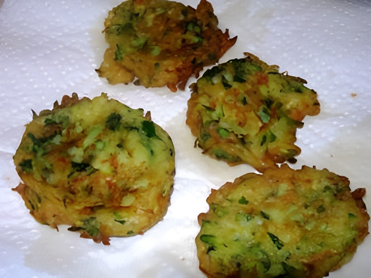 Zucchini fritters on a paper napkin.