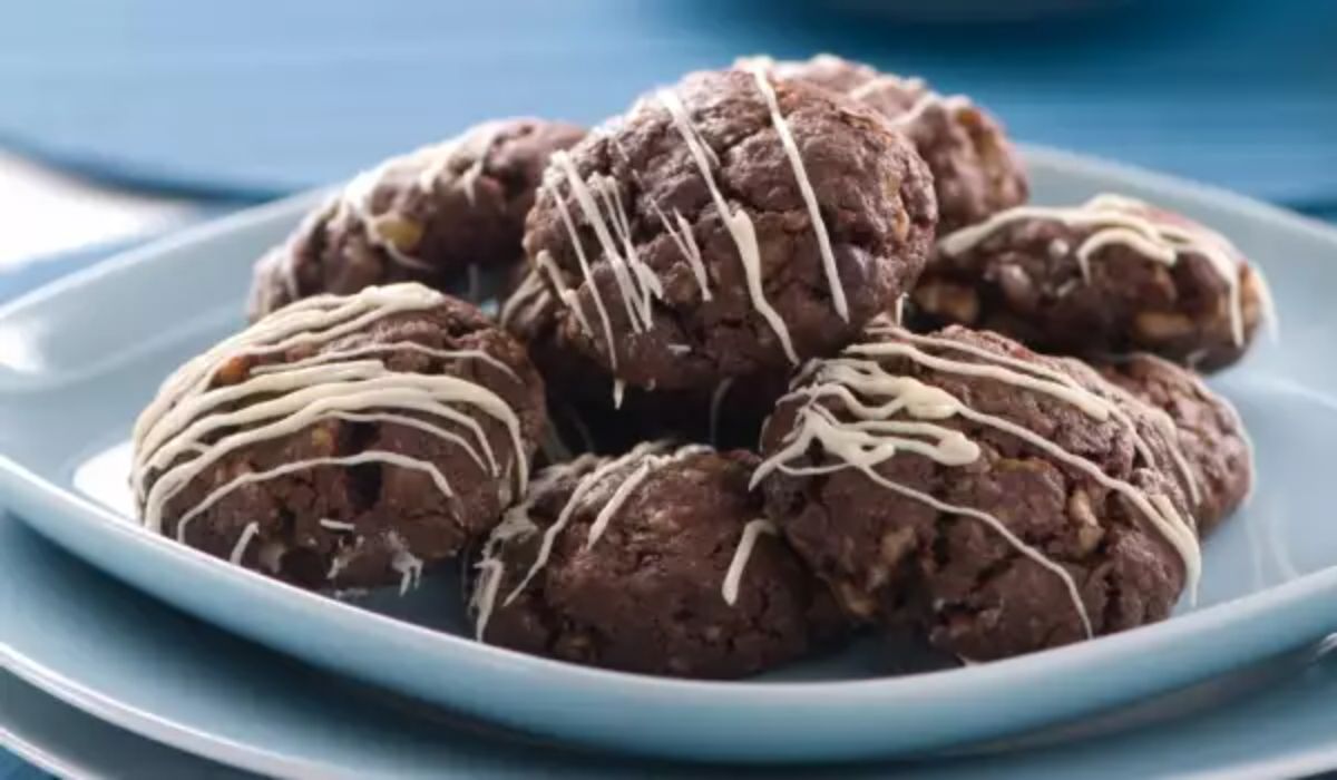 Delicious chocolate cookies with lard on a white plate.