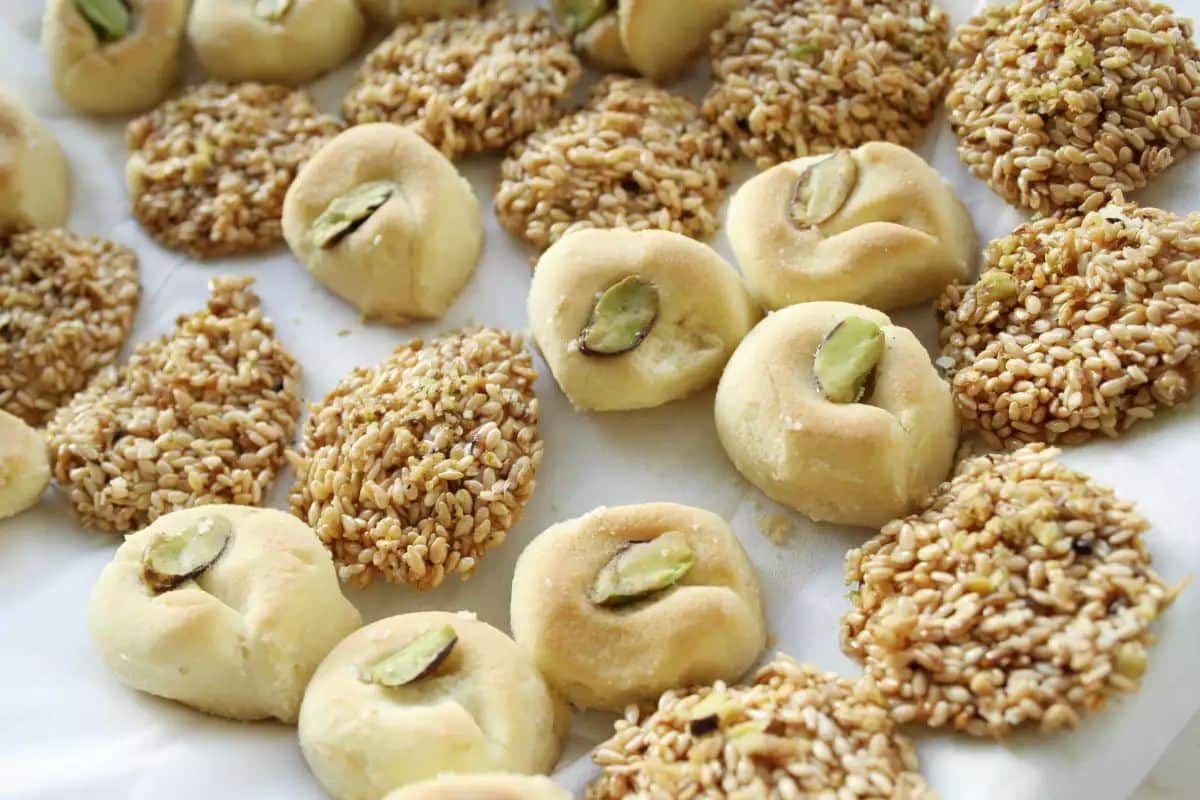 Deliciosu shortbreads with lard on a tray.