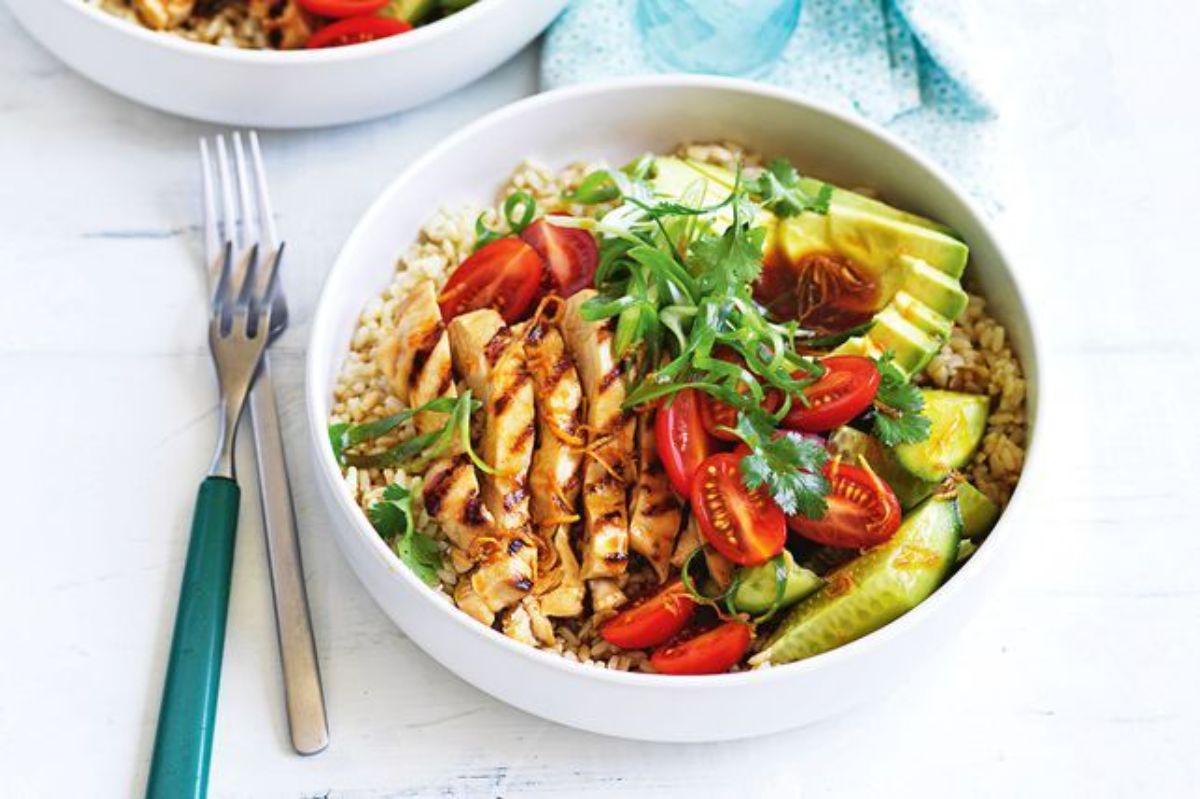 Barbecued chicken rice in a white bowl.