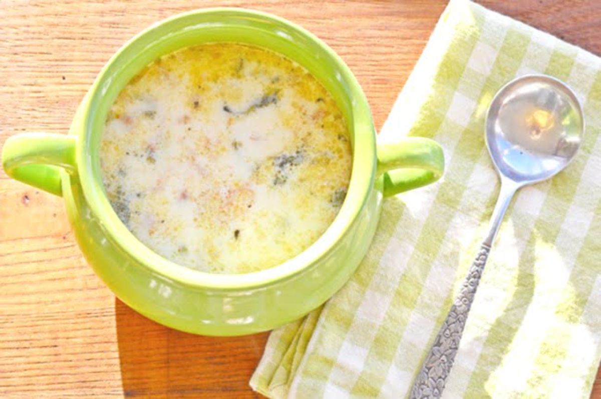 Zuppa toscana soup in a green bowl.