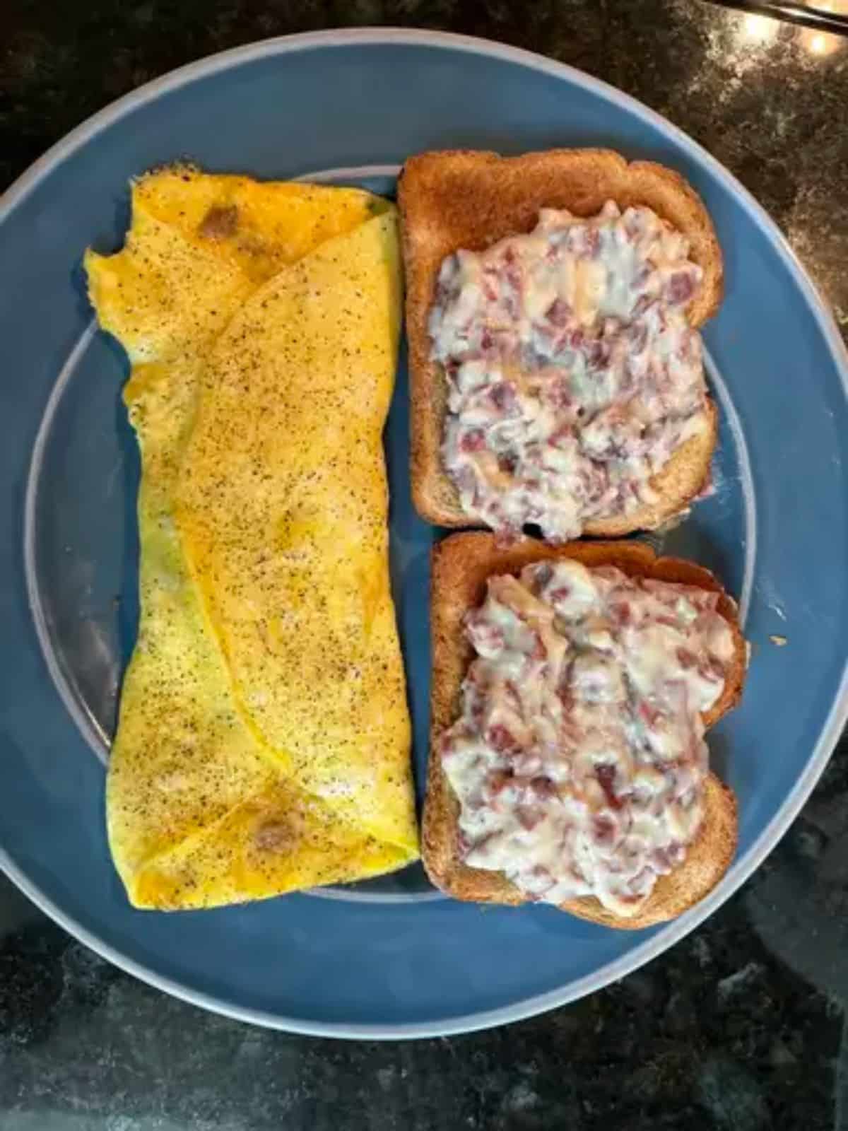 Delicious chipped beef and toast in a blue plate.