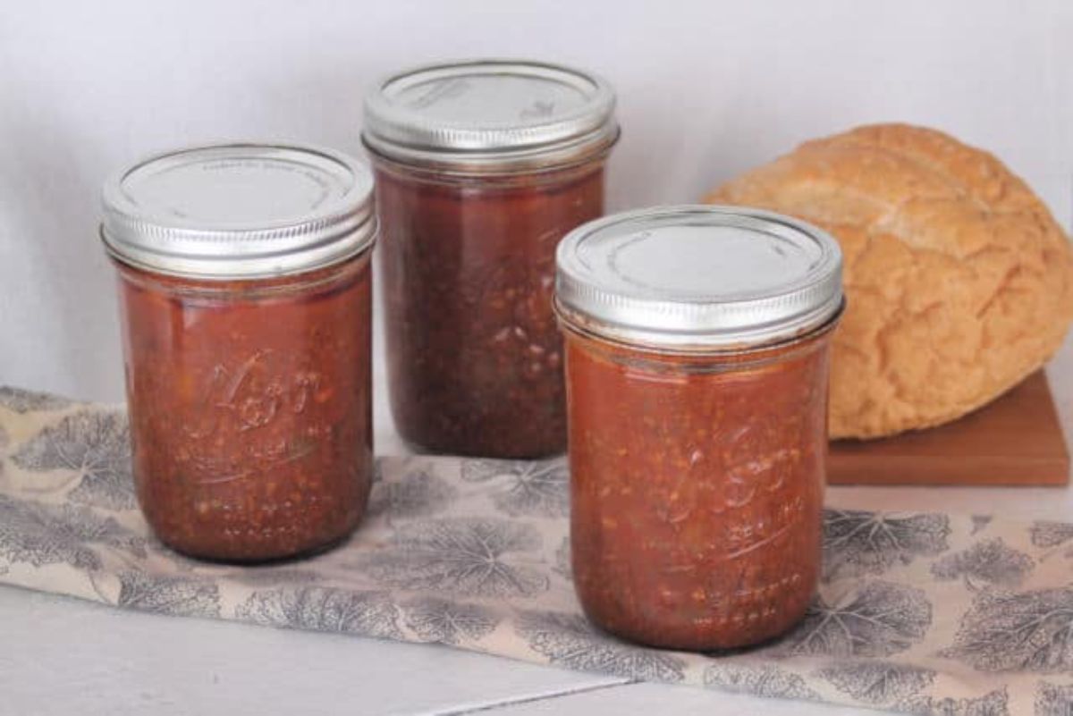 Sloppy joe filling canned in glass jars.