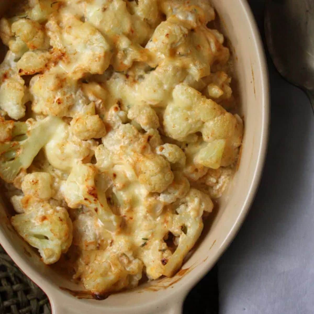 Deliciosu cauliflower casserole with cheddar.