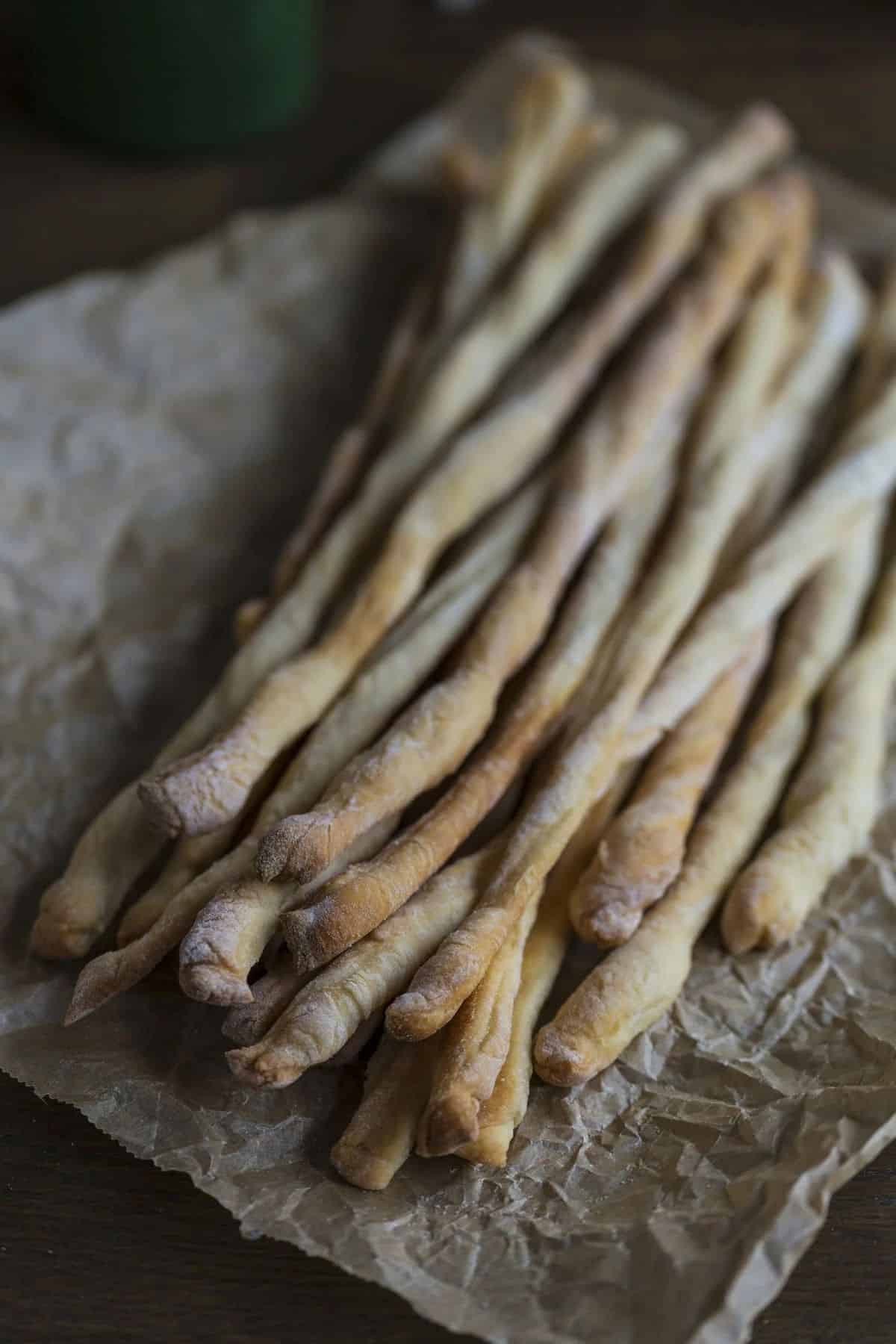 Crunchy sourdough grissini with lard.