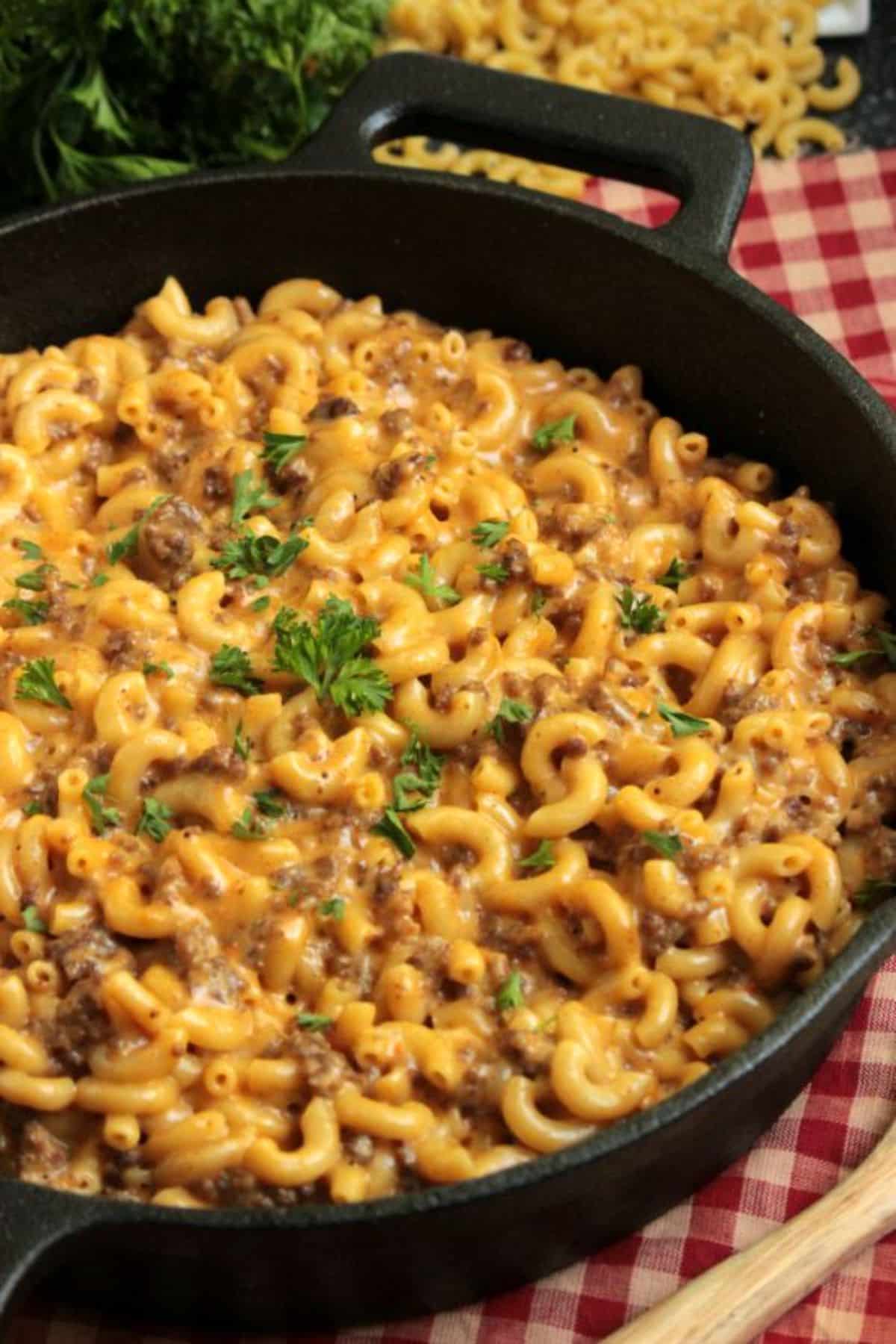 Scrumptious cheeseburger macaroni in a black skillet.