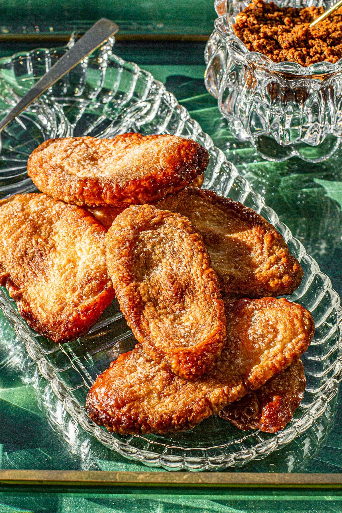 Crispy utap cookies on a glass tray.