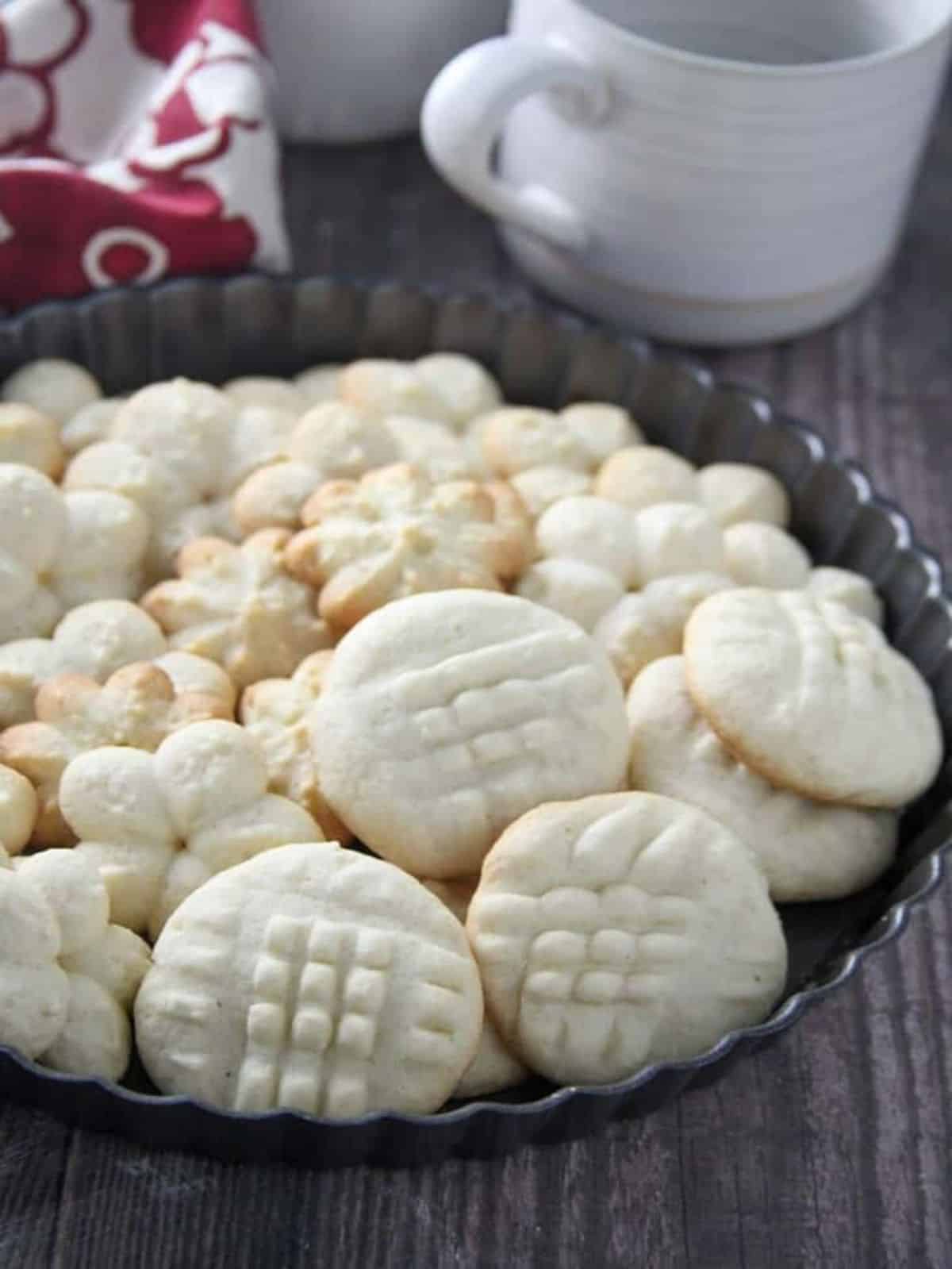 Crunchy uraro cookies in a black bowl.