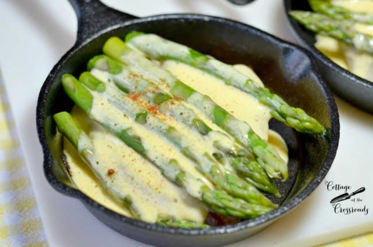 Juicy open-faced asparagus sandwiches in a black skillet.