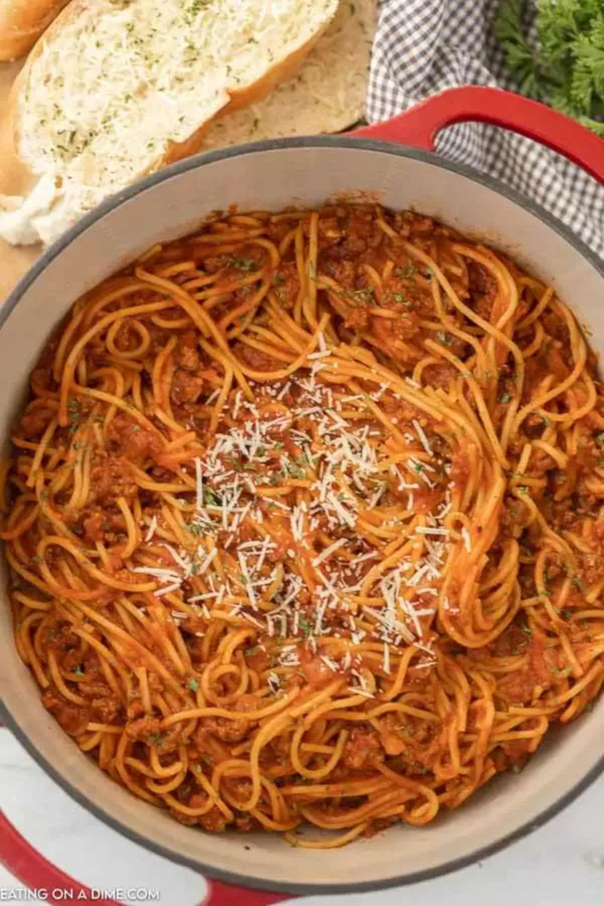 Mouth-watering one pot spaghetti in a pot.