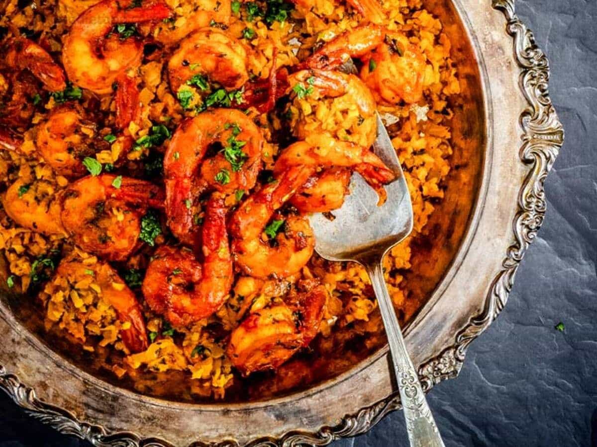 Mouth-watering low-carb shrimp meygoo in a bowl with a fork.