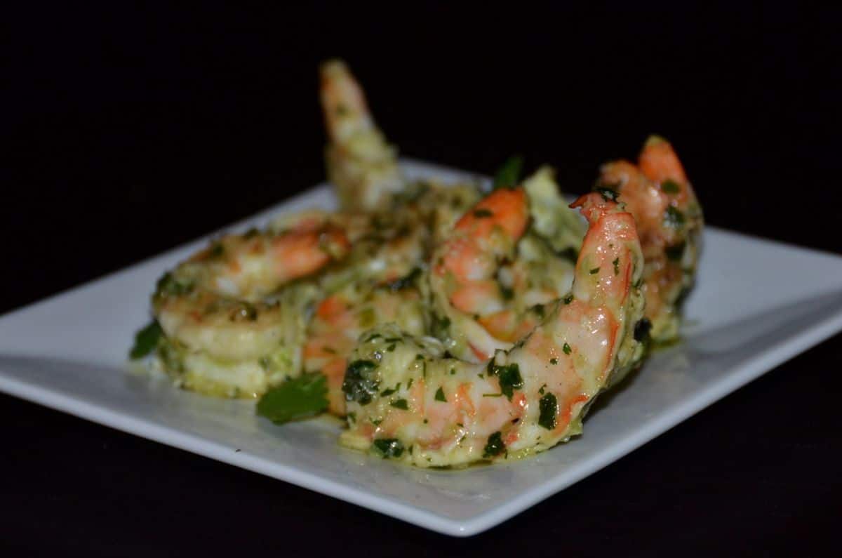 Juicygreen shrimp on a white plate.
