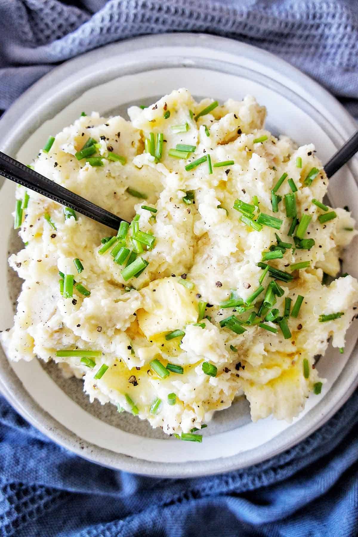 Healthy horseradish mash in a bowl.