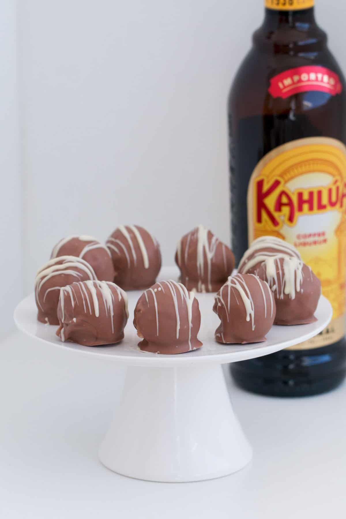 Scrumptious kahlua cheesecake balls on a cake tray.