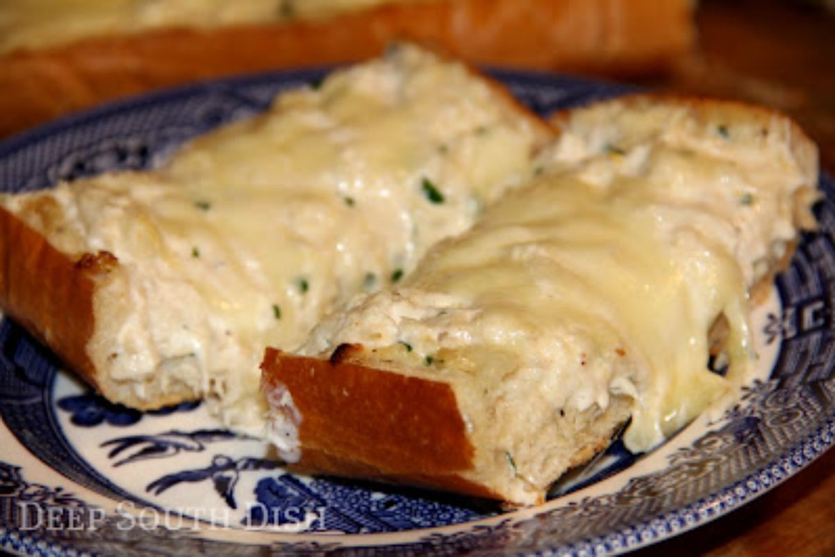 Juicy crab bread on a blue plate.