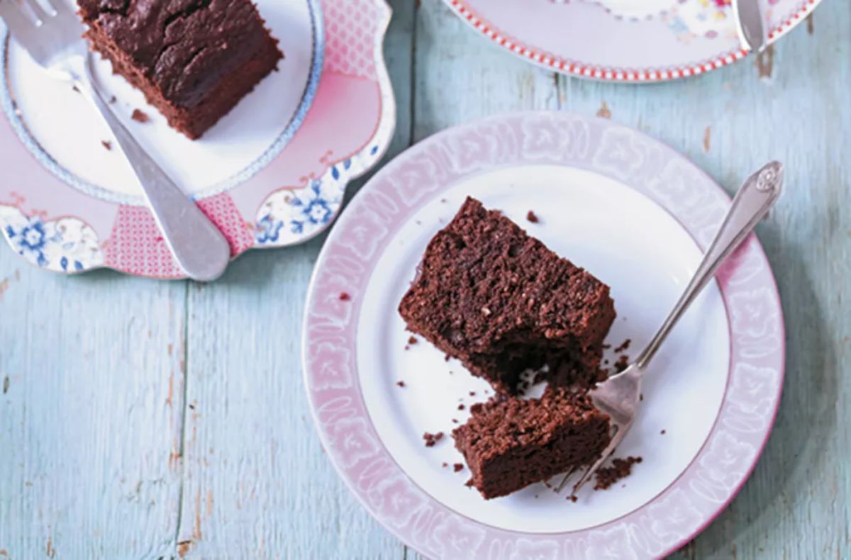 Tasty brazilian nut brownies on pink plates.