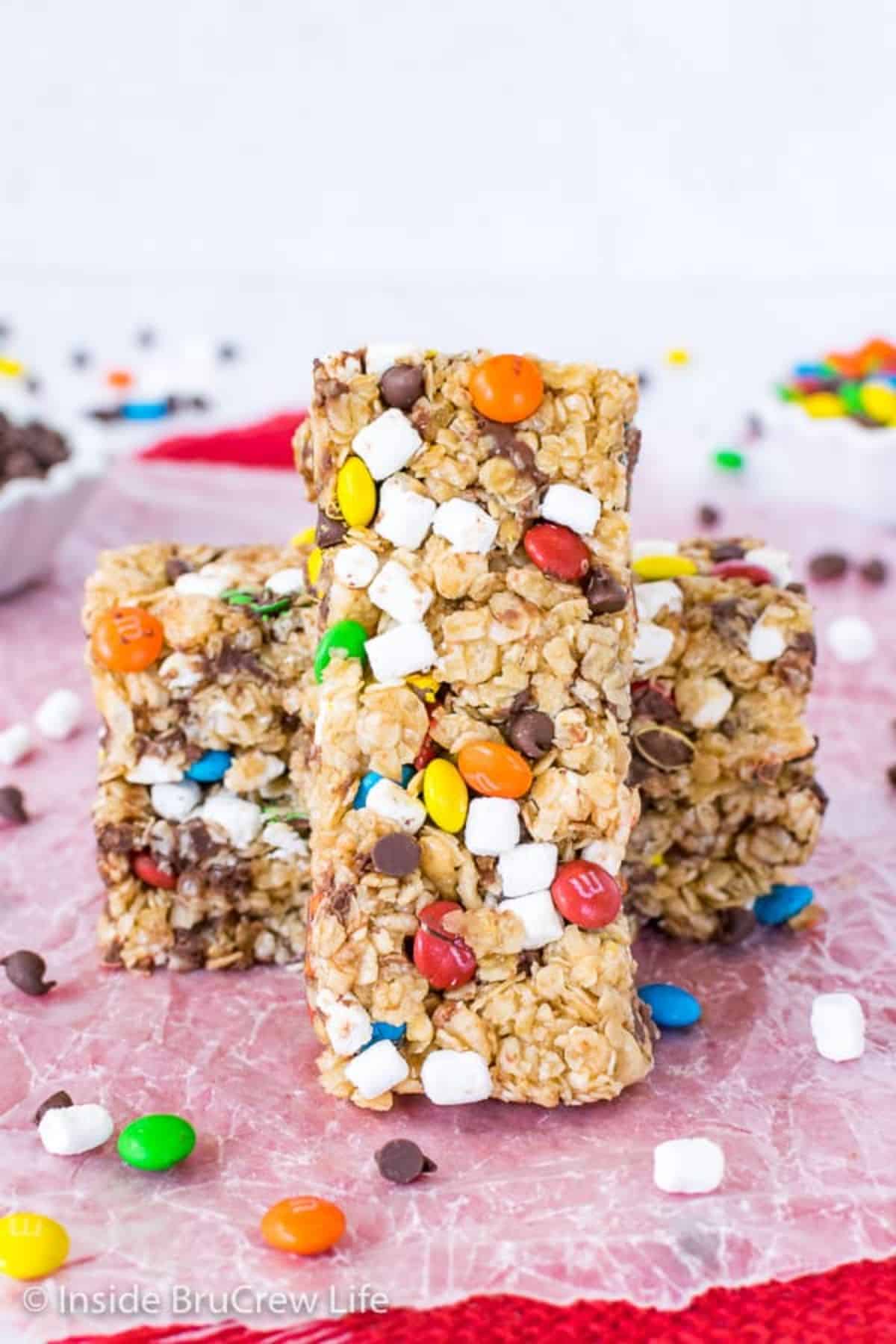 Crunchy no-bake m&m granola bars on a table.