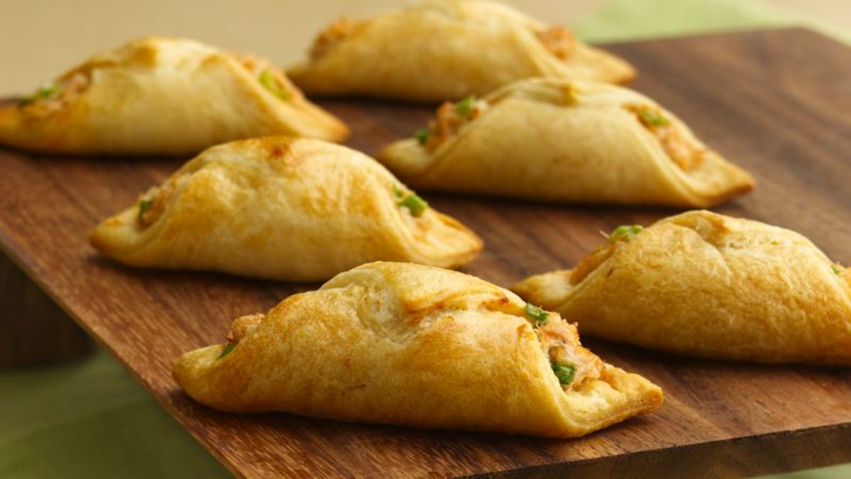 Crunchy crab filled wontons on a wooden tray.