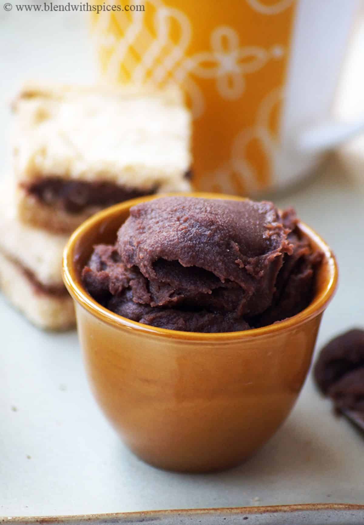 Creamy chestnut chocolate spread in a brown cup.