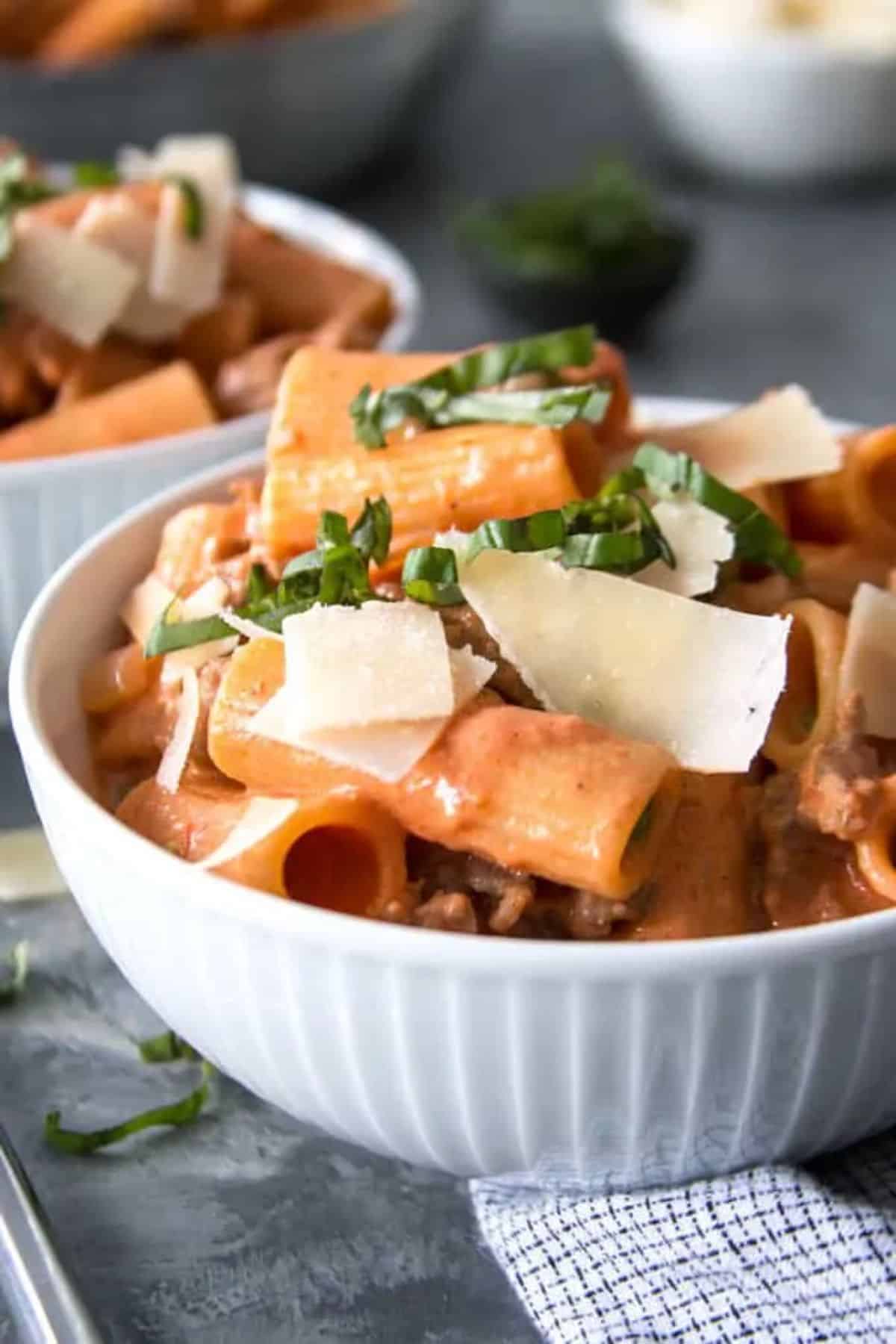 Tasteful country-style rigatoni in a white bowl.
