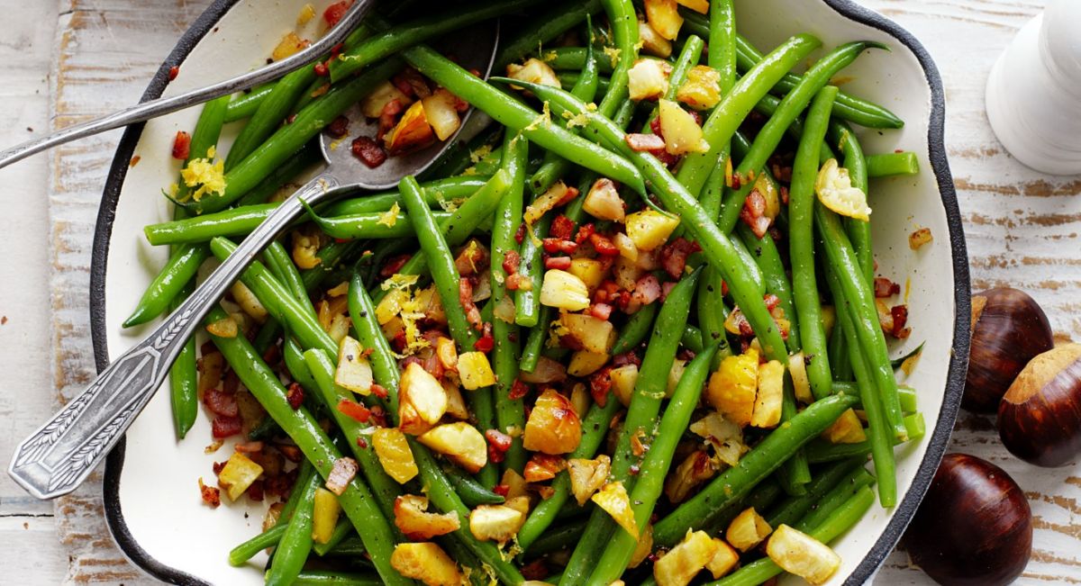 Healthy green beans with water chestnuts in a bowl.