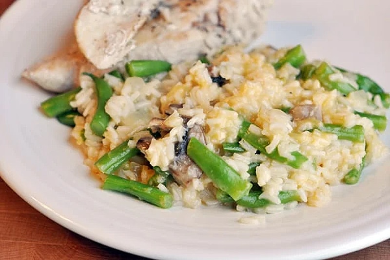 Cheesy skillet chicken & rice with green beans