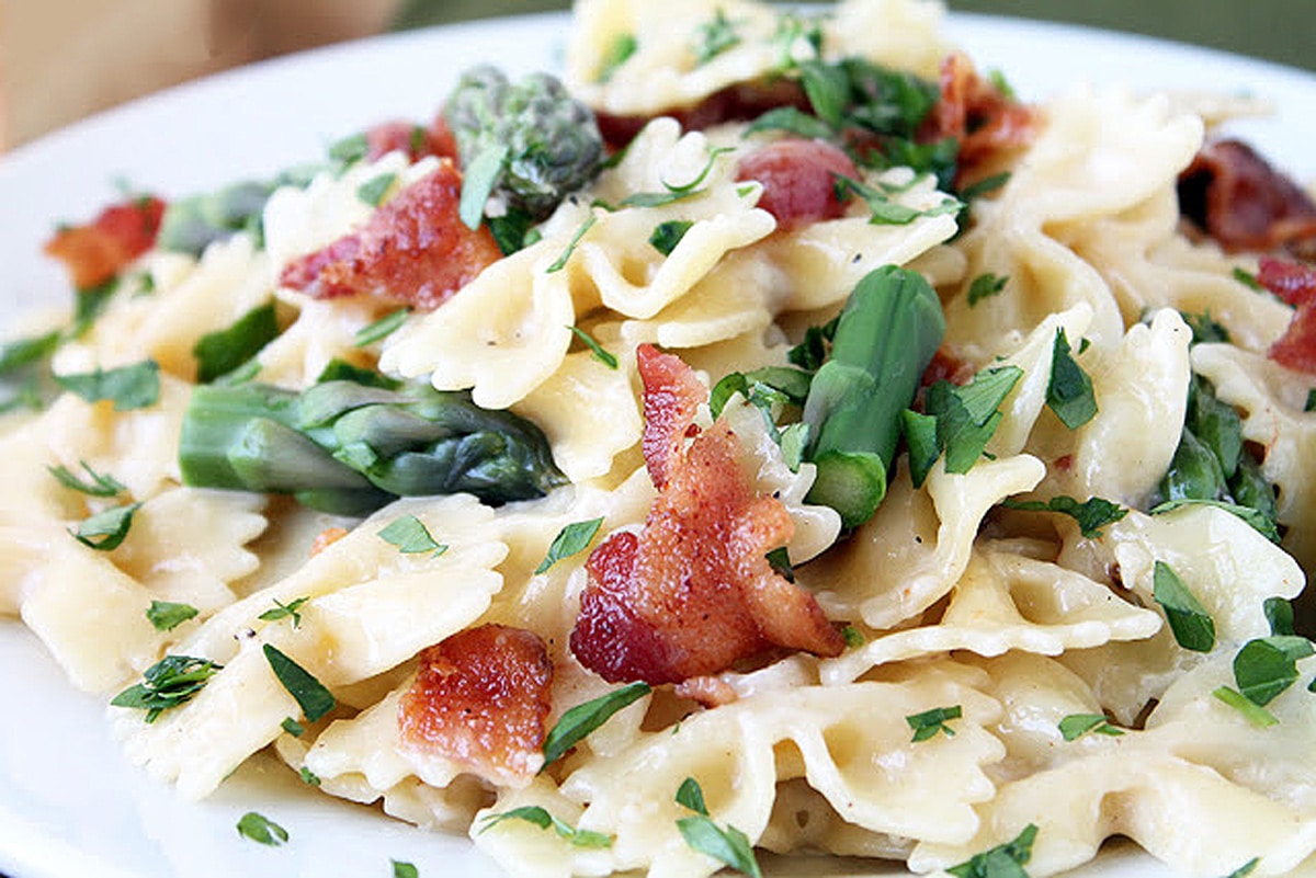 Creamy pasta with asparagus and bacon