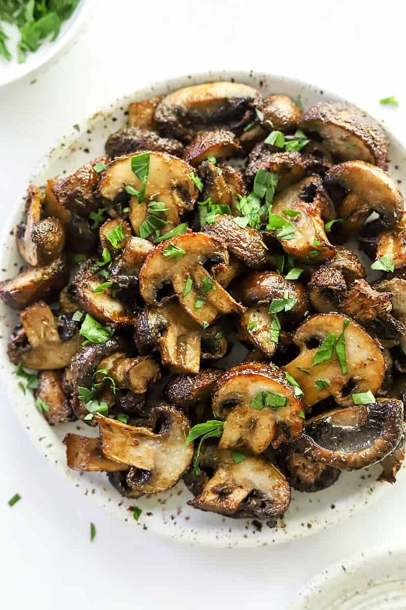 Easy air fryer mushrooms – with garlic and thyme