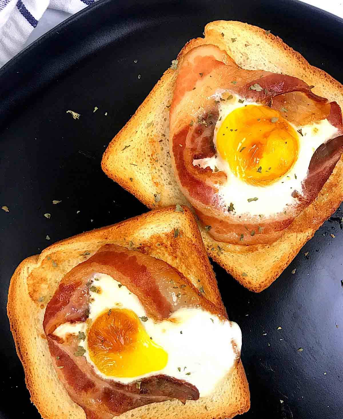 Eggs, bacon and toast in air fryer