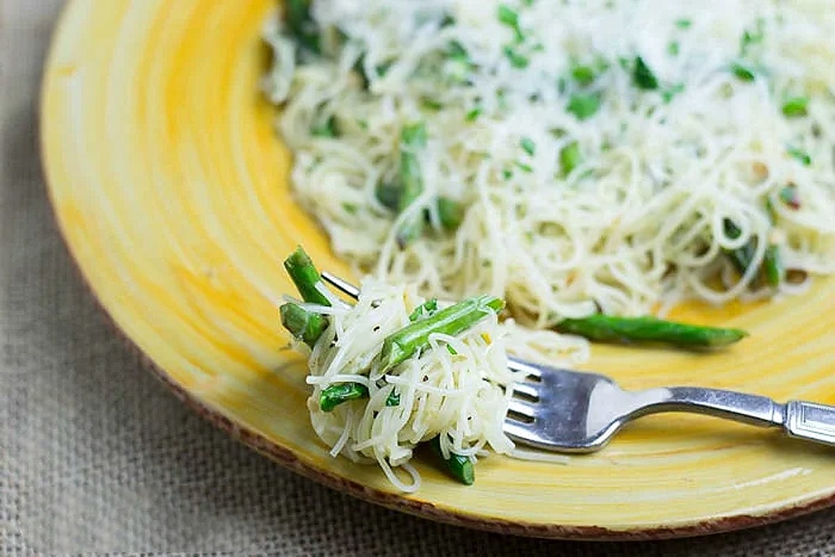 Garlic pasta with asparagus