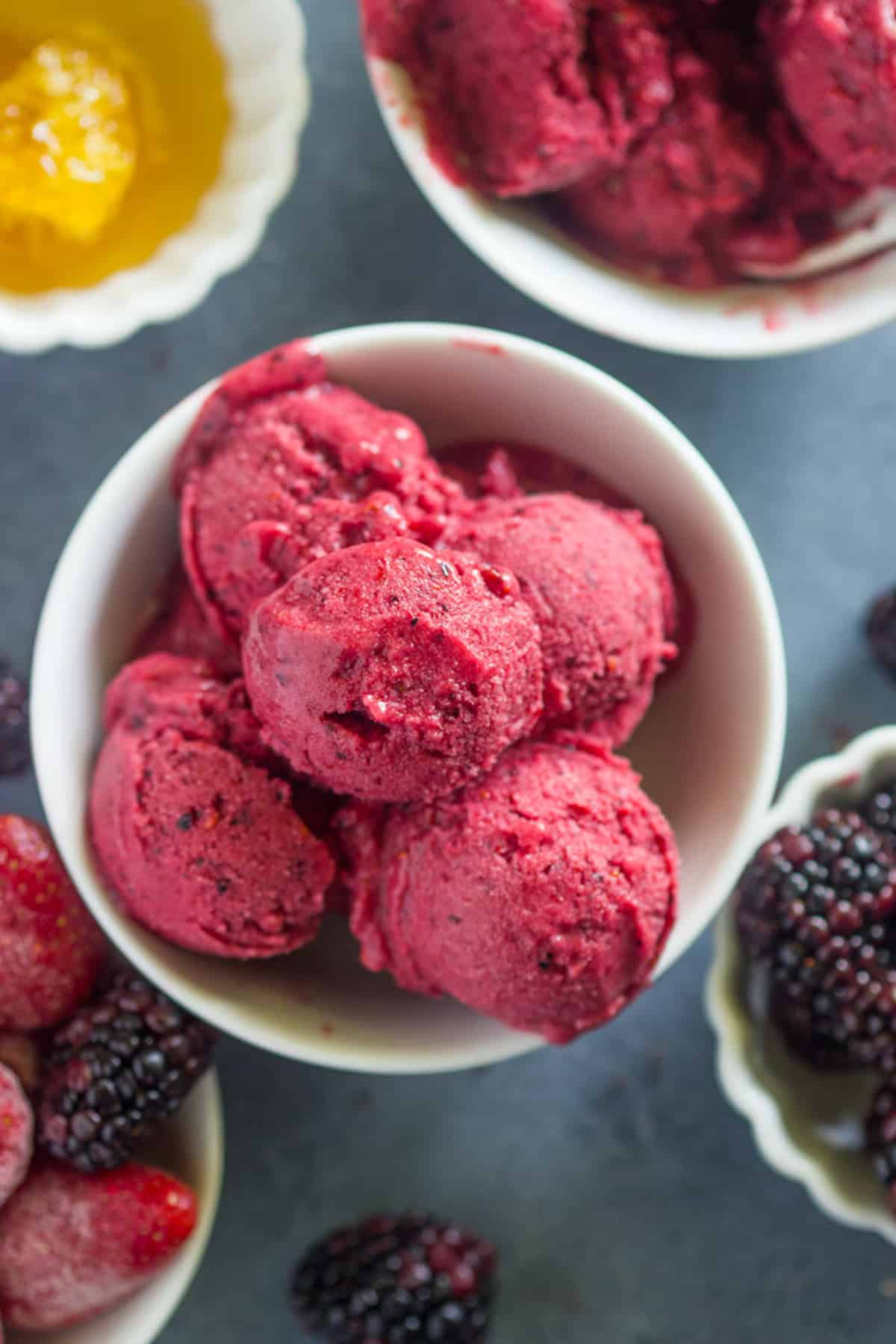 Healthy 5 minute berry frozen yogurt