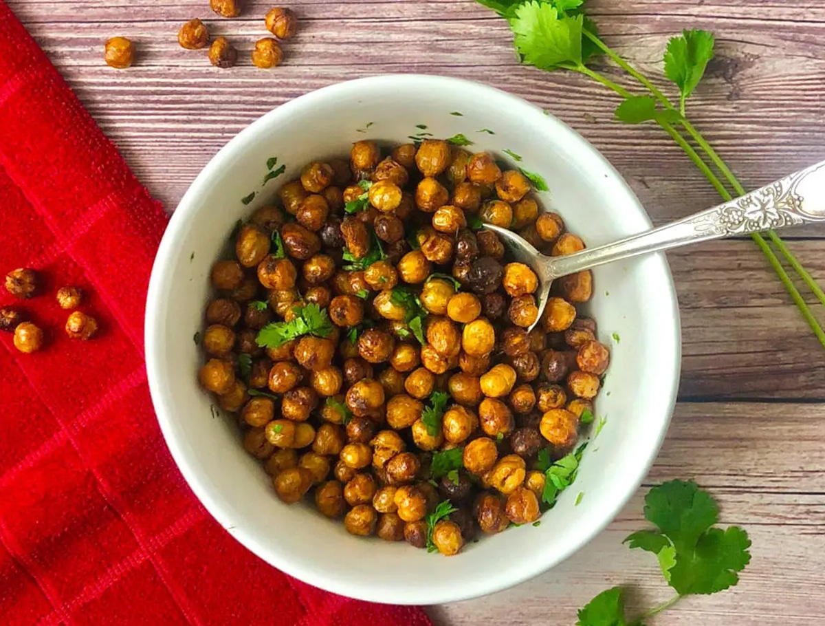 Spicy air fryer chickpeas with cilantro