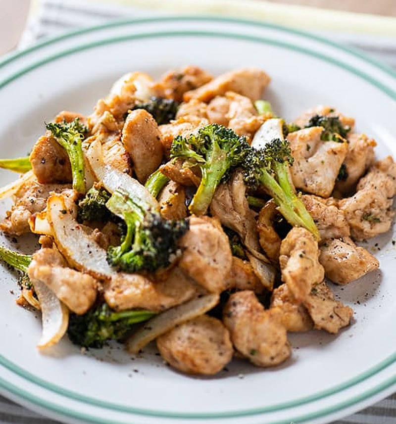 Air-fried chicken and broccoli